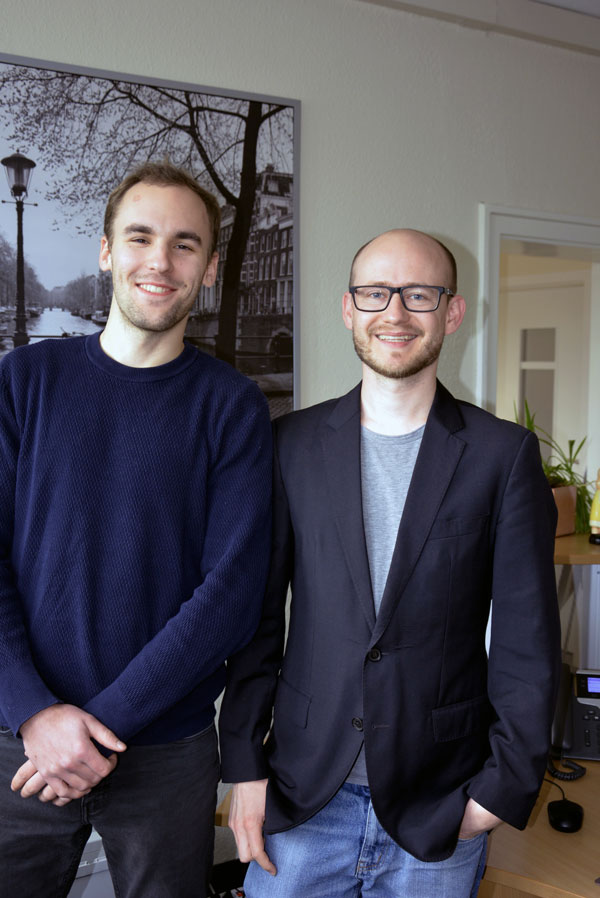 Foto von Simon Czech und Dr. Timo Kaerlein